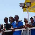 Fotografía cedida por la ONG SOS Mediterránée hoy, 13 de agosto del 2018, muestra a varios inmigrantes abordo del barco de rescate Aquarius.