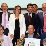 Foto de familia de Milagros Marcos, del alcalde de Tordesillas, José Antonio González Poncela y del presidente de Urcacyl, Gabriel Alonso, con los premiados
