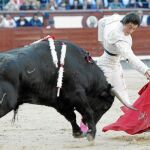 Gabriel Picazo en un pase de pecho, ayer en Las Ventas