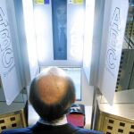 El ministro del Interior, Alfredo Pérez Rubalcaba, inauguró ayer un nuevo sistema de identificación rápida que se instalará en pruebas en Barajas y en El Prat