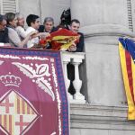 Los concejales republicanos colocan una estelada y Alberto Fernández, del PP, consigue colgar una enseña española ante la resistencia del equipo de Colau