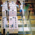 Un centro comercial en el que se distribuyen móviles