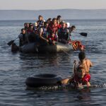 Varios inmigrantes llegan a la isla griega de Lesbos