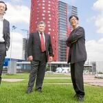 Los arquitectos Fermín Vázquez, José Luis Santos y Toyo Hito frente al Hotel Porta Fira de L’Hospitalet