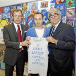 Andrés Iniesta será titular ante el Villarreal después de ofrecer al Espanyol la camiseta en recuerdo a Jarque de la final del Mundial