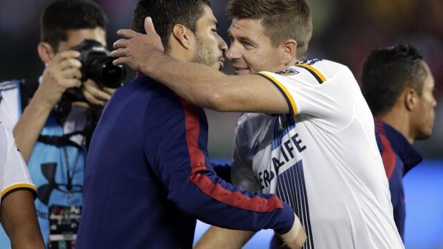 El jugador de Los Ángeles Galaxy' Steven Gerrard saluda al goleador azulgrana Luis Suárez tras el amistoso