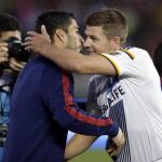El jugador de Los Ángeles Galaxy' Steven Gerrard saluda al goleador azulgrana Luis Suárez tras el amistoso