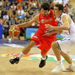 El jugador de la selección española Sergio Lull (i) intenta hacerse con el balón ante Nando De Colo (d), de Francia, durante el partido de la primera jornada del grupo D del Mundial de Baloncesto Turquía 2010