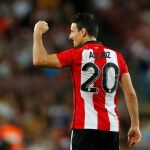 El delantero del Athletic Club Aritz Aduriz (i) celebra su gol