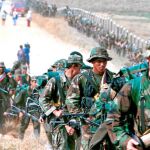 Adiós a las armas. Guerrilleros de las FARC patrullan por una carretera cercana a San Vicente de Caguan, en la provincia colombiana de Caquetá, en una imagen de enero de 1999