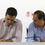 Pedro Sánchez conversa con César Luena, durante la reunión que la Comisión Ejecutiva Federal hoy en la sede de Ferraz
