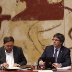 El presidente de la Generalitat, Carles Puigdemont (d), y el vicepresidente del Govern y conseller de Economía, Oriol Junqueras (i)