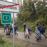 Varios refugiados caminan hacia Austria desde Hegyeshalom, Hungría