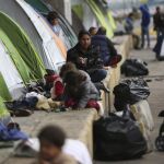 Una refugiada siria se bebe una taza de té junto a su tienda da campaña en el puerto del Pireo (Grecia) hoy, 24 de marzo de 2016.