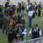 Fotografía cedida por el Ministerio de Defensa de Perú, del 27 de julio de 2015, de un grupo de personas rescatadas por el Ejército a su llegada a Junín (Perú)