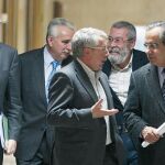 Toxo y Corbacho, en primer plano, y detrás los dirigentes empresariales y el de UGT