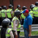 Miembros de la Policía Nacional Bolivariana (PNB) frente a una manifestación en Caracas.