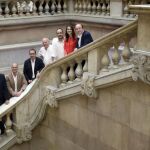 Los candidatos en las elecciones catalanas posan en la jornada de reflexión en la escalinata de entrada del Parlament de Cataluña