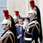 Emmanuel Macron, en las escalinatas del Elíseo, tras su almuerzo ayer con el presidente de Liberia, George Weah