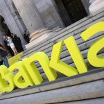 El logo de Bankia en las escaleras de acceso a la Bolsa de Madrid, el 20 de julio de 2011, día en que la entidad se estrenó.