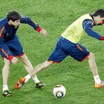 Javi Martínez trata de quitarle la pelota a Busquets en un entrenamiento de la selección