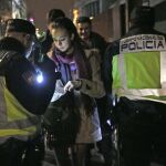 La Policía Nacional controla la entrada de las personas que deciden tomarse las uvas un día antes de la noche de fin de año en la madrileña Puerta del Sol.