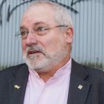 El exconseller catalán de Cultura Lluis Puig posa a su llegada al tribunal de primera instancia de Bruselas, ayer, 18 de abril. EFE/ Stephanie Lecocq
