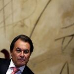 Mas vuelve a desafiar al Constitucional