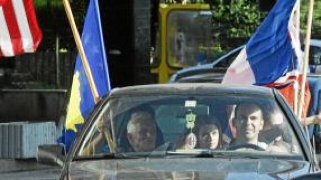 Los kosovares celebraron en Pristina el fallo de la Corte Internacional de Justicia con banderas de los países que han reconocido Kosovo