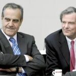 Celestino Corbacho, ministro de Trabajo, acompañado por el vicepresidente del Círculo de Economía, Artur Carulla, ayer en Sitges