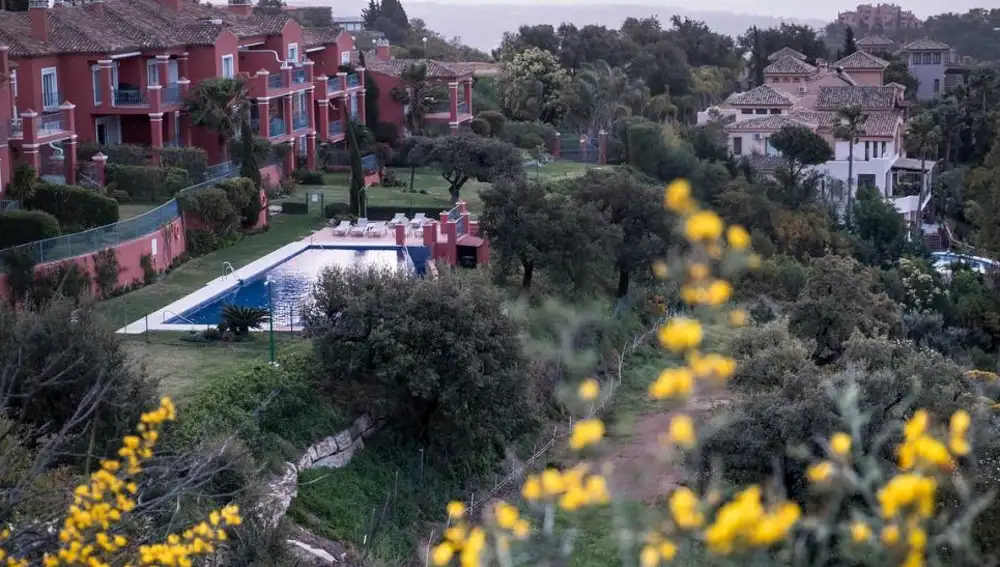 Vista de Coín, Málaga, una zona con alta densidad de arbolado y grandes urbanizaciones de viviendas que necesitan una protección contra las llamas distinta a otras áreas (Foto: Pedro Armestre)