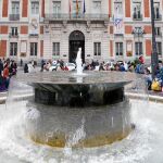 El lema «dormíamos, despertamos» quedará grabado en la fuente de la Puerta del Sol en los próximos meses