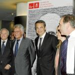 José Antonio Madina, Miguel Ángel Moratinos, Felipe González, Zapatero, Leire Pajín, José Antonio Alonso y Javier Solana, ayer en Madrid