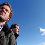 Borja, en primer término, y Manuel, hijos del político asesinado por ETA, en el documental «El último paseo»