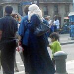 En la imagen, una mujer con velo integral en La Rambla de Barcelona el pasado 8 de junio