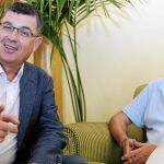 El conseller Manuel Alcaraz (dcha.) recibió ayer al presidente de Les Corts, Enric Morera (izda.)