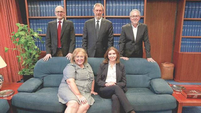 En la imagen, de pie y de izquierda a derecha, José Meca, Francisco Vivar y Francisco Delgado. Sentados, de izquierda a derecha, María Luisa Villar y Celia Oreja-Guevara