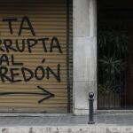 Una gran pintada con el lema "Rita corrupta al paredón"en el domicilio de la ex alcaldesa de valencia Rita Barberá.