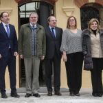El secretario de la Fundación Díaz-Caneja, Antonio Herreros, Alfonso Polanco, Íñigo Méndez de Vigo, Juan Vicente Herrera, Ángeles Armisén, María José Salgueiro y María Josefa García Cirac, a las puertas de la sede de Presidencia