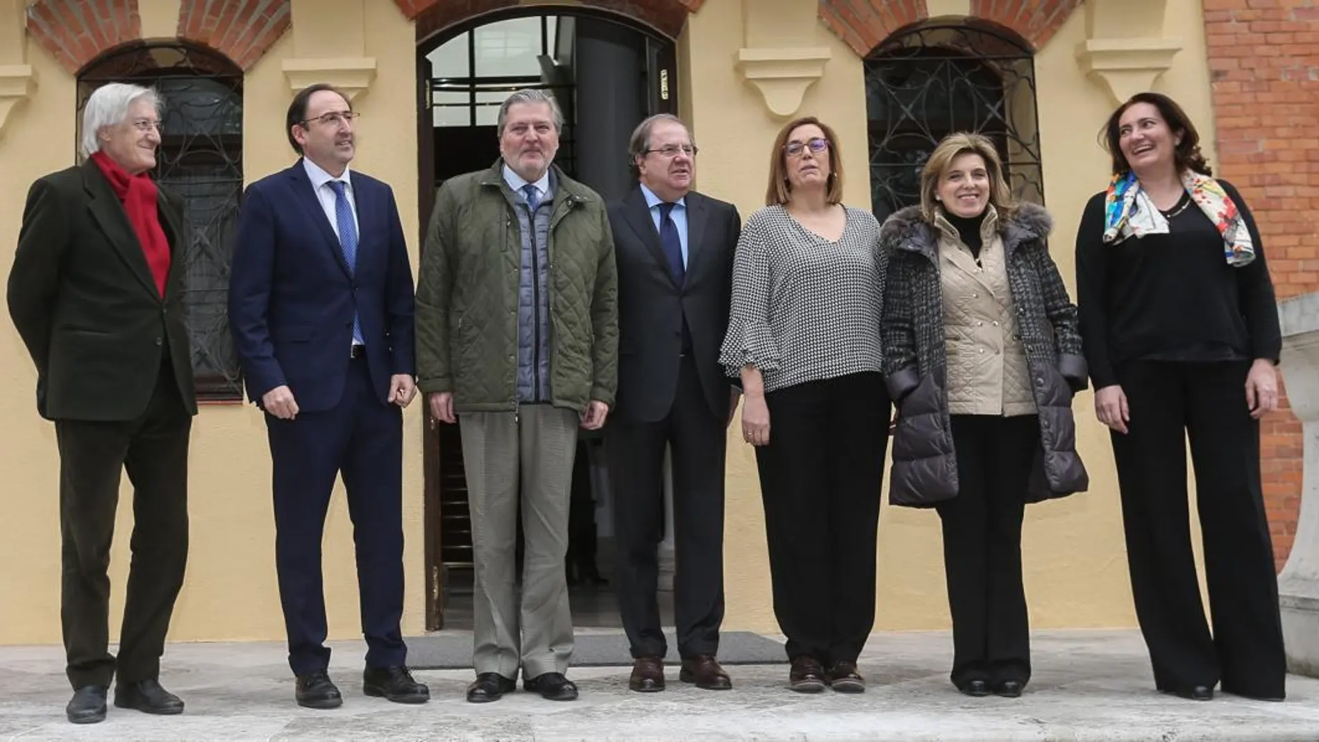 El secretario de la Fundación Díaz-Caneja, Antonio Herreros, Alfonso Polanco, Íñigo Méndez de Vigo, Juan Vicente Herrera, Ángeles Armisén, María José Salgueiro y María Josefa García Cirac, a las puertas de la sede de Presidencia