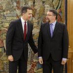 Don Felipe, junto al líder de Foro Asturias, Isidro Martínez Oblanca