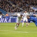 Andre-Pierre Gignac (d) de Francia anota ante Rusia