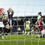 El Manchester City, que el miércoles selló su clasificación para la final de la Copa de la Liga (Capital One Cup), no falló en Villa Park y goleó 0-4 al errático Aston Villa