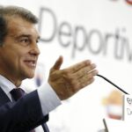 El candidato a la presidencia del Barcelona Joan Laporta, durante su intervención hoy en los desayunos de Europa Press