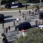 Los agentes evacuan el instituto