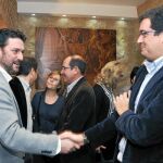 El líder socialista, Óscar López, saluda a José Luis Vázquez en el Vino de Navidad del PSOE de Segovia