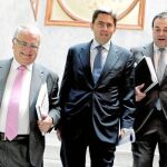 Los tres vicepresidentes, ayer, antes de realizar el balance de estos tres años de legislatura