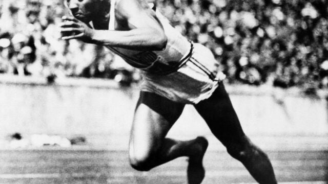 Adolf «Adi» Dassler convenció al atleta para que corriera con un calzado hecho a mano por él mismo, que fue fundador de Adidas