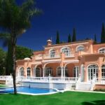 La casa está construida en una parcela de 6.000 metros cuadrados