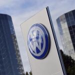 El logotipo de Volkswagen en la ciudad del automóvil en Wolfsburgo (Alemania)
